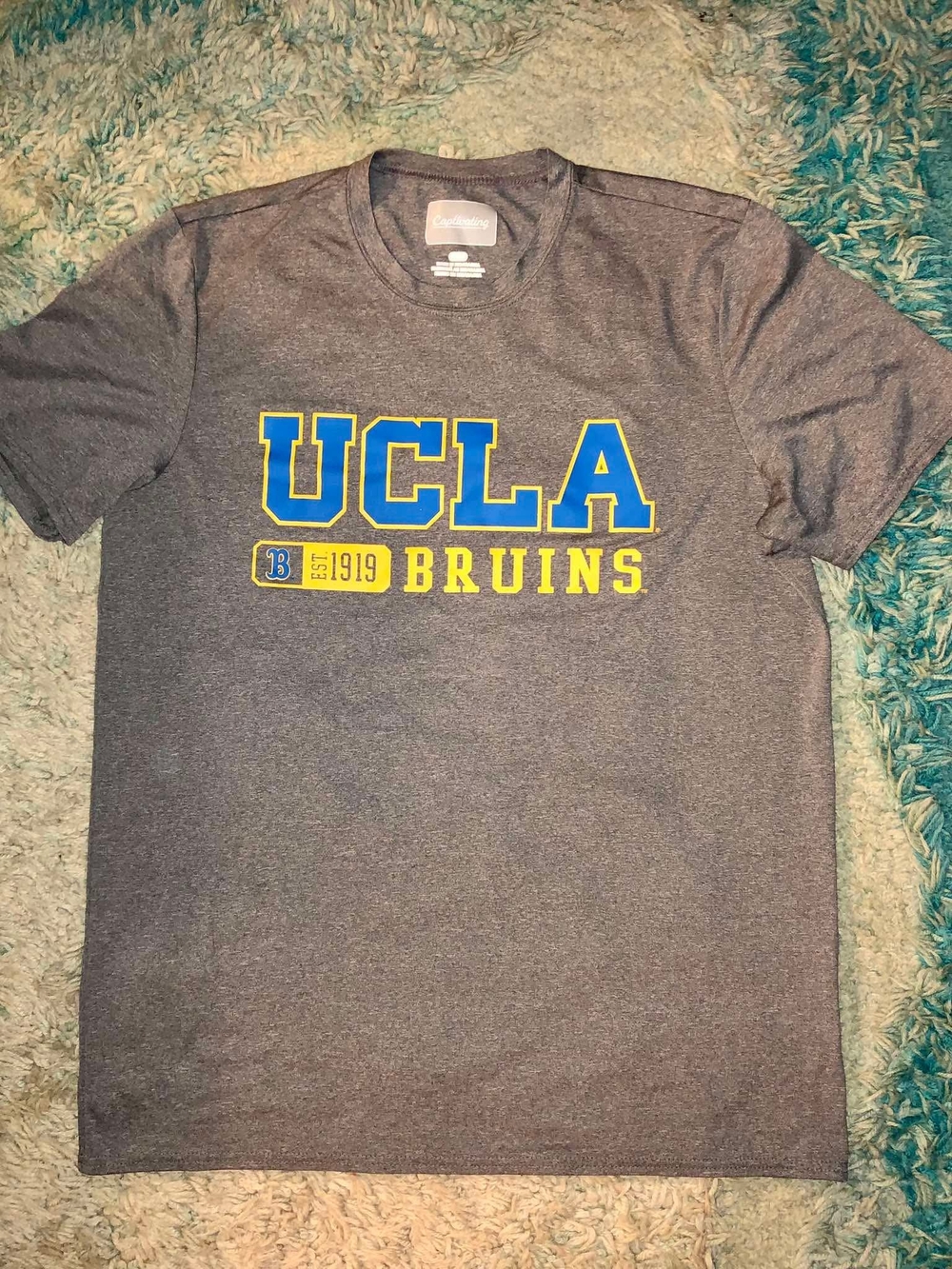 UCLA Bruins graphic t-shirt   Size L/G